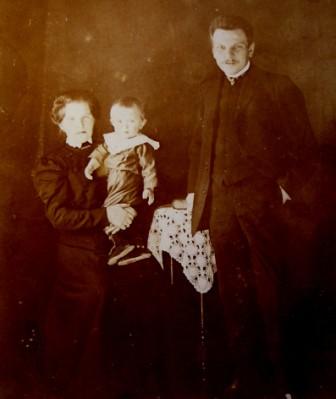 Глафира Михайловна Комаровская с мужем П.А.Харитоновым и сыном Шуриком(30 Кб)