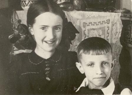 Таня и Миша ЛУчинские в конце  войны у тети Гали
